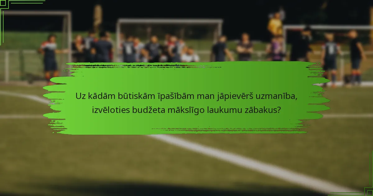 Uz kādām būtiskām īpašībām man jāpievērš uzmanība, izvēloties budžeta mākslīgo laukumu zābakus?